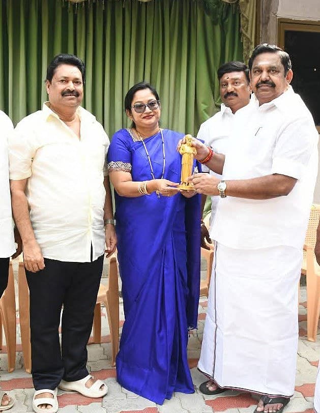 எடப்பாடி பழனிசாமியைச் சந்தித்த ஃபரிதா நவாப், எஸ்.கே.நவாப்...