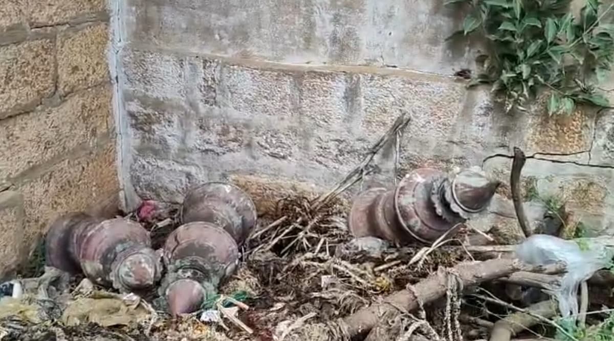 வீசப்பட்ட கலசங்கள்