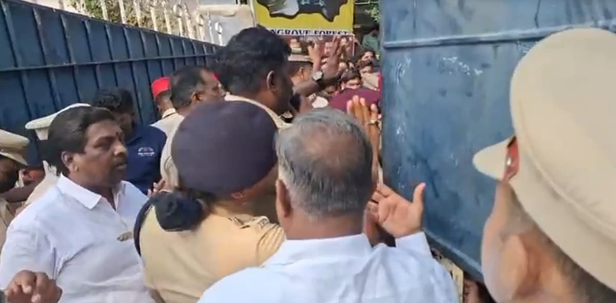 கூட்ட த்தை கட்டுப்படுத்தும் சீனியர் எஸ்.பி கலைவாணன்