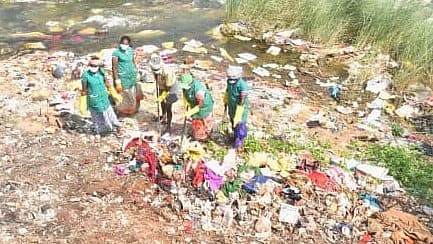 ஆற்றை சுத்தம் செய்த தூய்மை பணியாளார்கள்