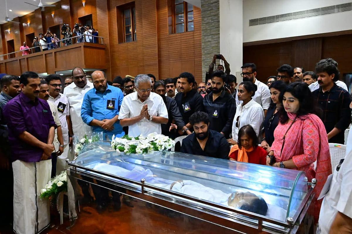 அஞ்சலி செலுத்திய பினராயி விஜயன்