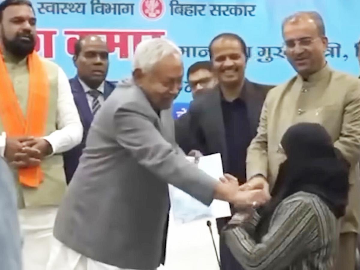 ஹிஜாபை விலக்கிய முதல்வர்