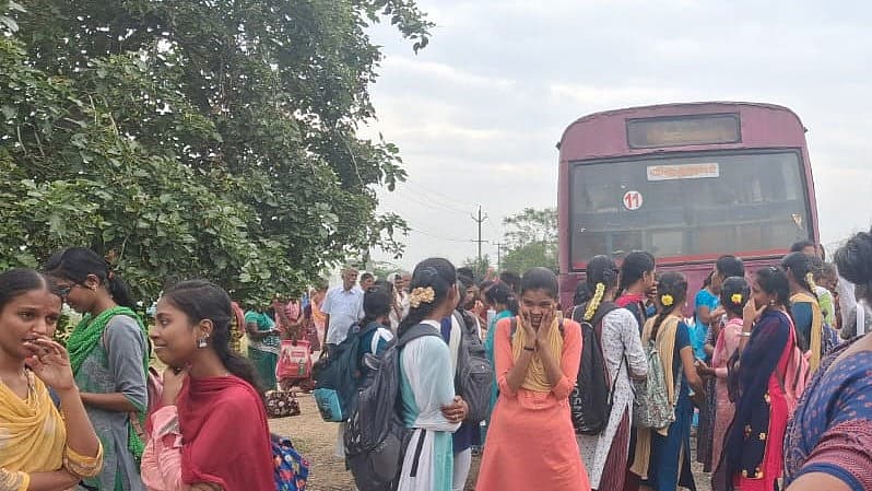 பேருந்தில் கூட்ட நெரிசல்