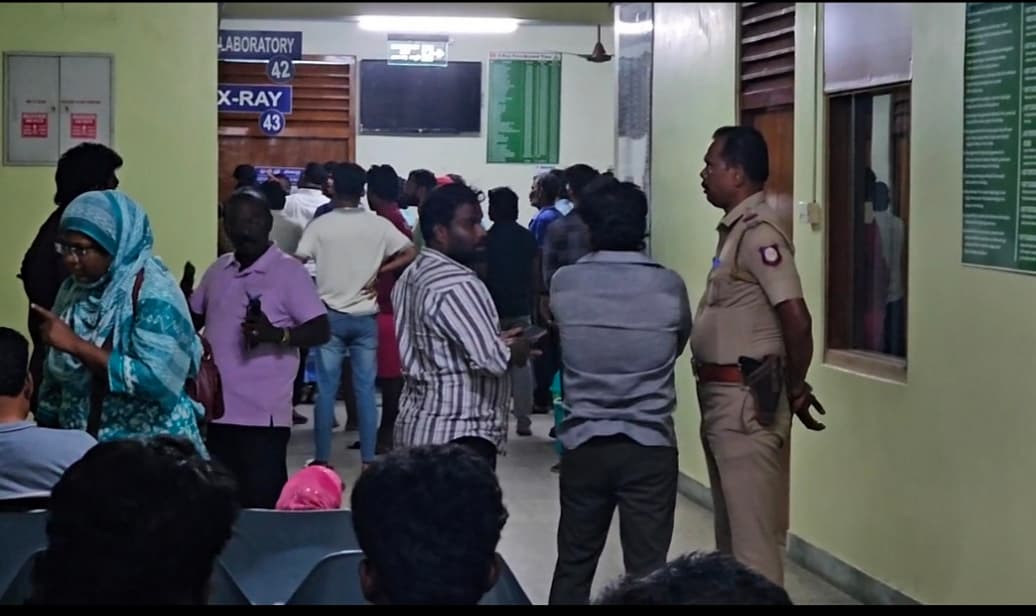 மருத்துவமனையில் குவிந்த ஆதரவாளர்கள்