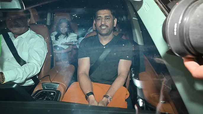 குடும்பத்தோடு வரும் தோனி