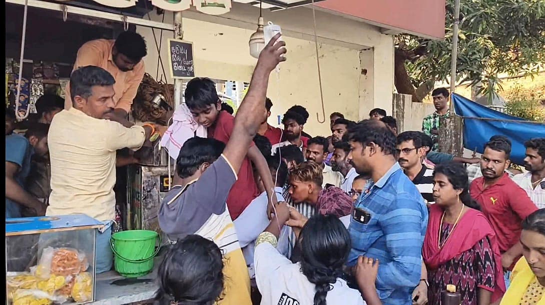 கறும்புச்சாறு பிழியும் இயந்திரத்தில் கை சிக்கிய சிறுவன் மீட்கப்பட்ட காட்சி