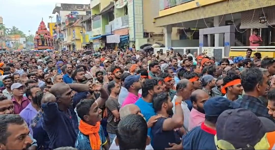 கோஷம் எழுப்பியவர்கள்