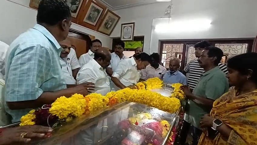 அஞ்சலி செலுத்தும் நேரு