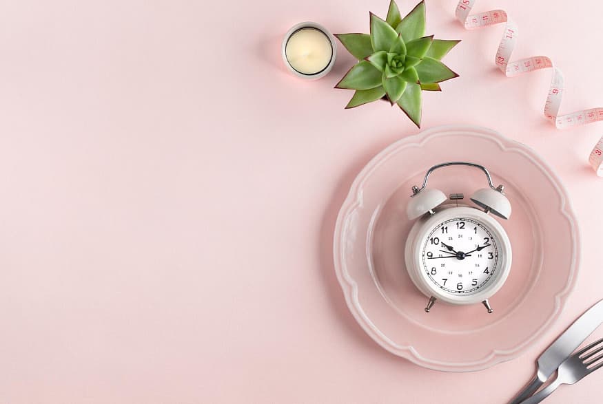 இன்டர்மிட்டென்ட் ஃபாஸ்டிங்கில் 16 மணி நேரம், 18 மணி நேரம் என இடைவெளிவிட்டு சாப்பிடுகிற வழக்கம் இருக்கிறது.