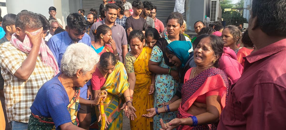 கொலை நடந்த இடத்தில் இறந்தவர்களின் உறவினர்கள்