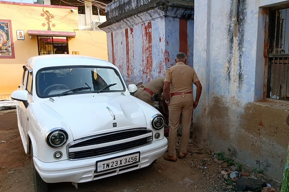 சிசுவின் உடலை மீட்ட போலீஸார்