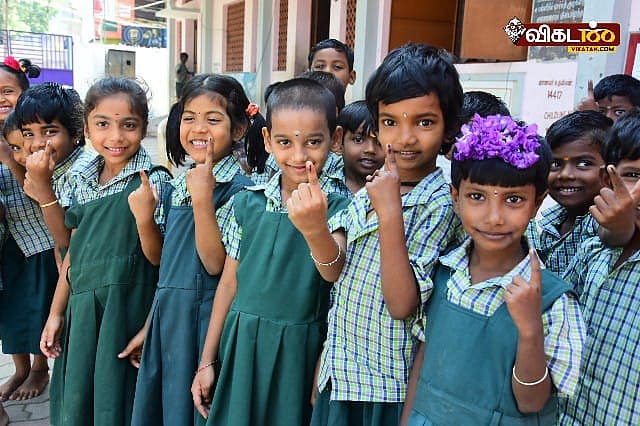 வாக்கு செலுத்திய அரசுப் பள்ளி மாணவ, மாணவிகள்