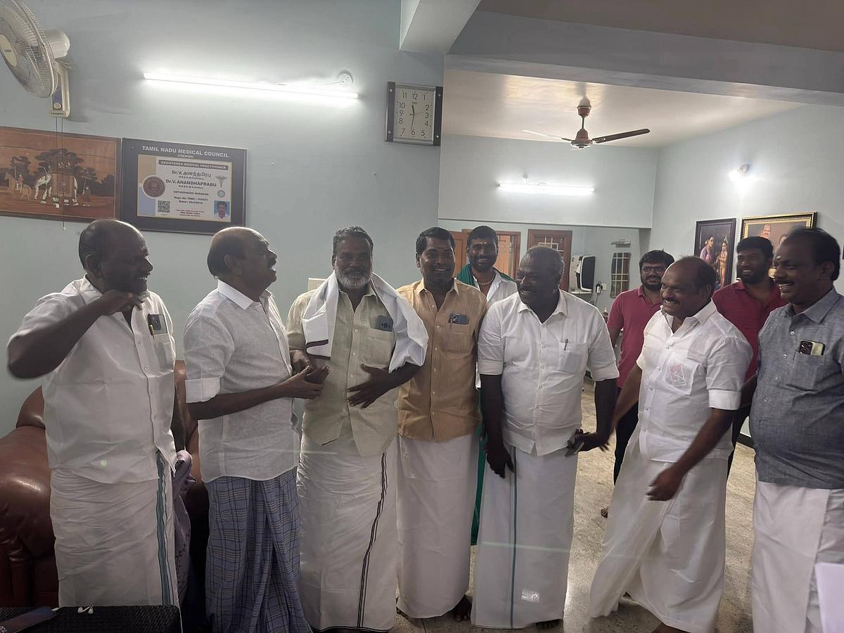 ஆதரவாளர்களுடன் வைத்திலிங்கம்