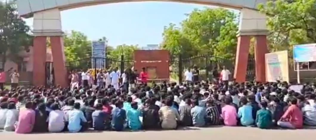 மாணவர்கள் போராட்டம்