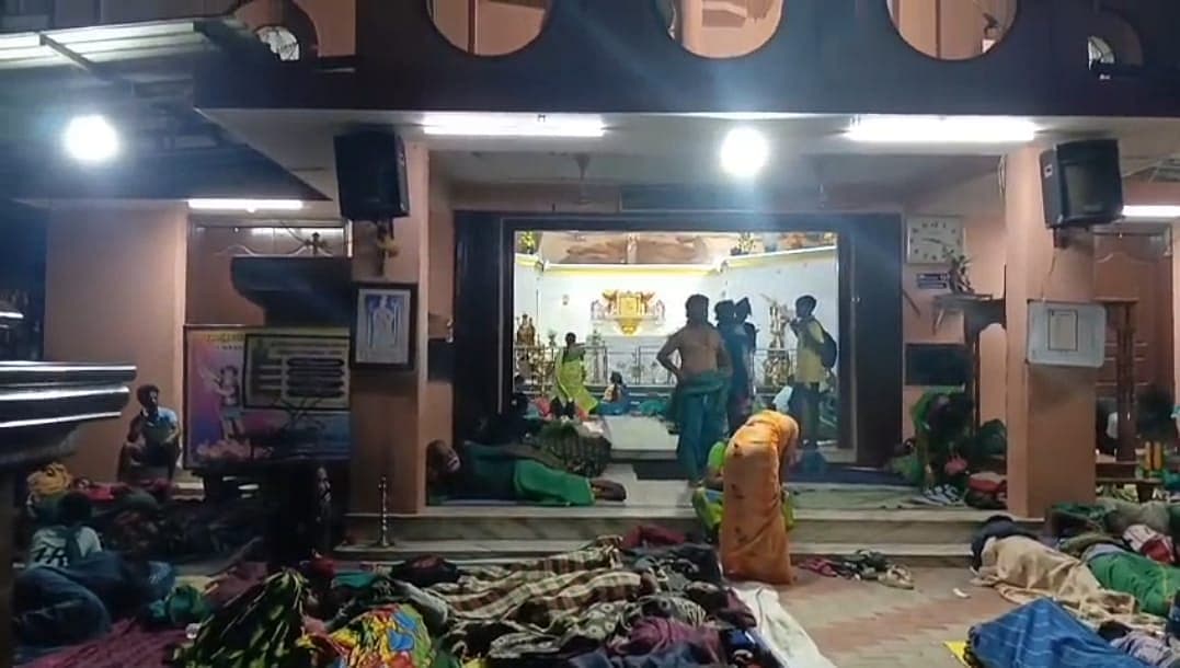 ஓய்வெடுத்த முருக பக்தர்கள்