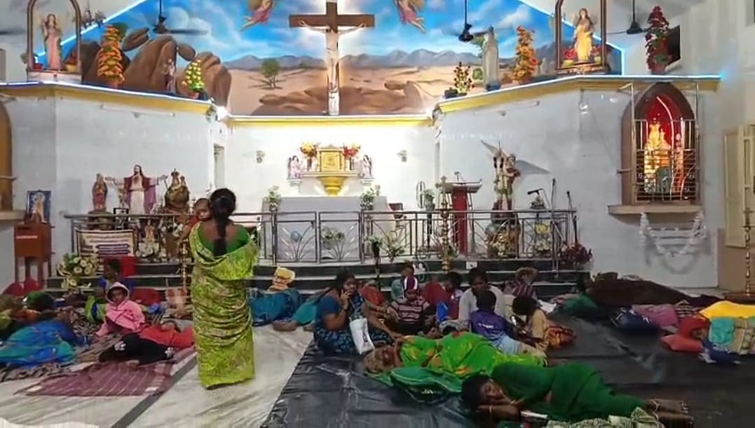 ஓய்வெடுத்த முருக பக்தர்கள்