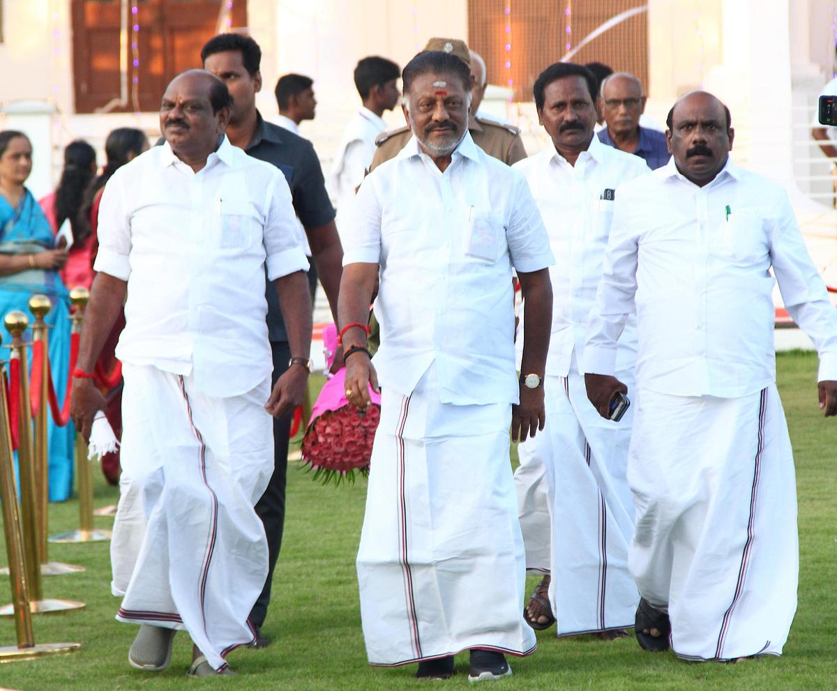 கானல் நீராக பன்னீரின் நிலை; காத்திருப்புக்குப் பலன் கிடைக்குமா?!