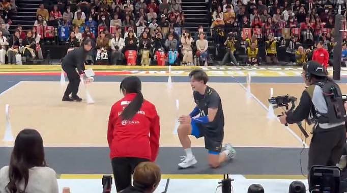 மைதானத்தில் மண்டியிட்டு மன்னிப்பு கேட்ட ஜப்பானிய கைப்பந்து நட்சத்திரம்! - வைரல் வீடியோ பின்னணி