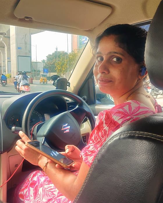 `குழந்தைங்க பசிக்கும், கல்விக்கும் முன்னாடி பயம் பெருசில்ல...' - ஊக்கமூட்டும் கேப் ஓட்டுநர் நந்தினி