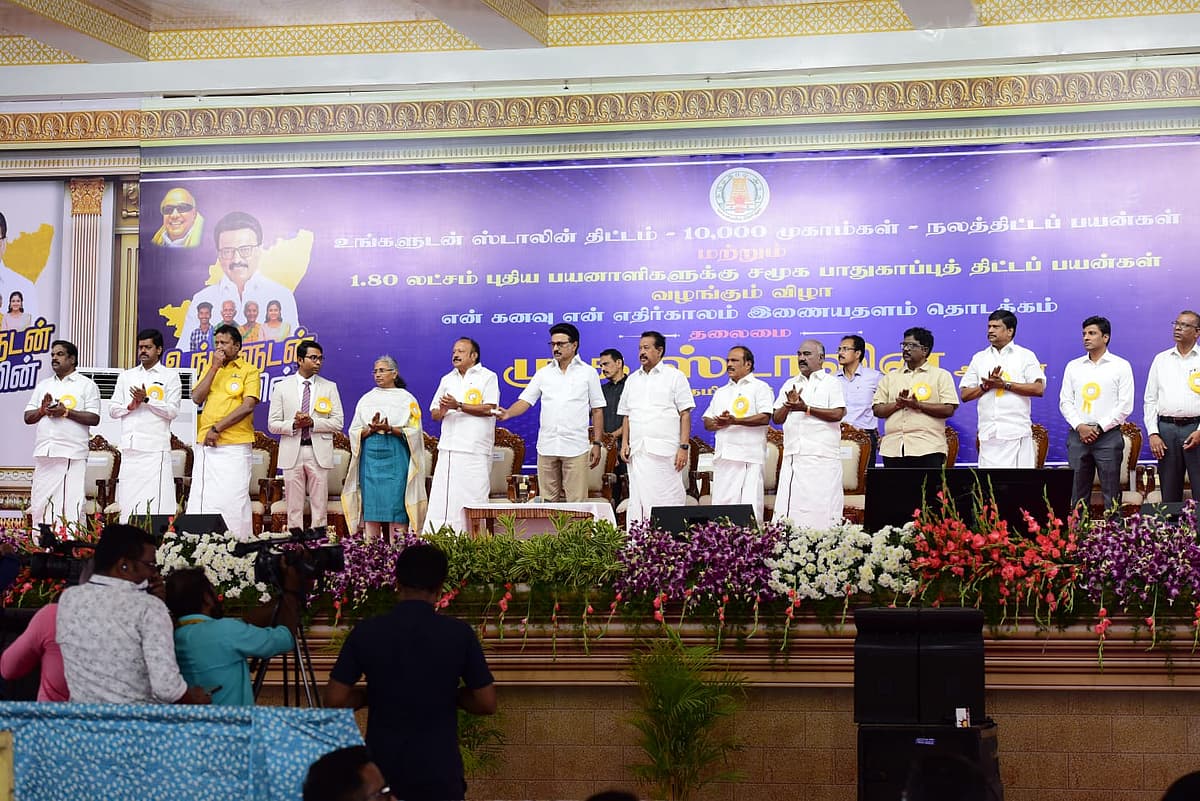 விழா மேடையில் அமைச்சர்கள், எம்.எல்.ஏக்களுடன் முதல்வர் ஸ்டாலின்