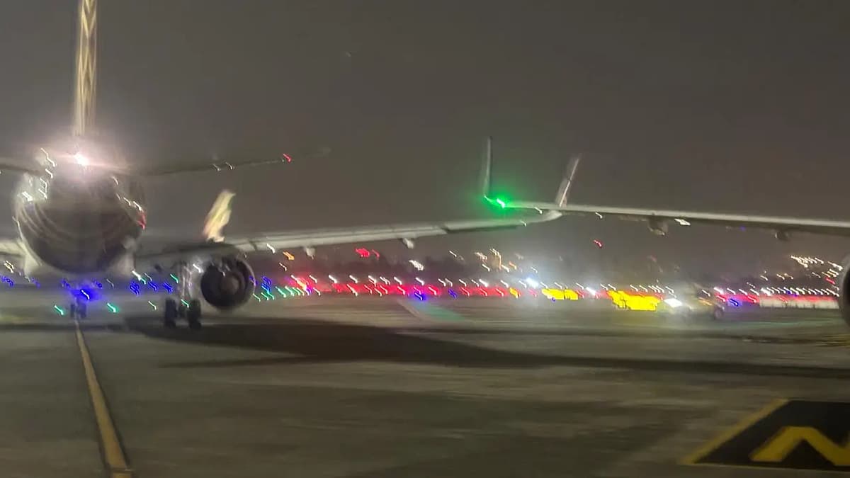 உரசிக்கொண்ட விமானங்கள்