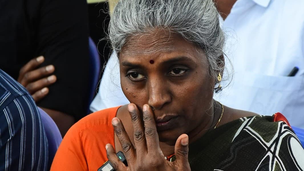 `நிகிதாவையும் அவருடன் பேசிய உயரதிகாரிகளையும் கைது செய்ய வேண்டும்' - மடப்புரம் அஜித்குமாரின் தாயார்