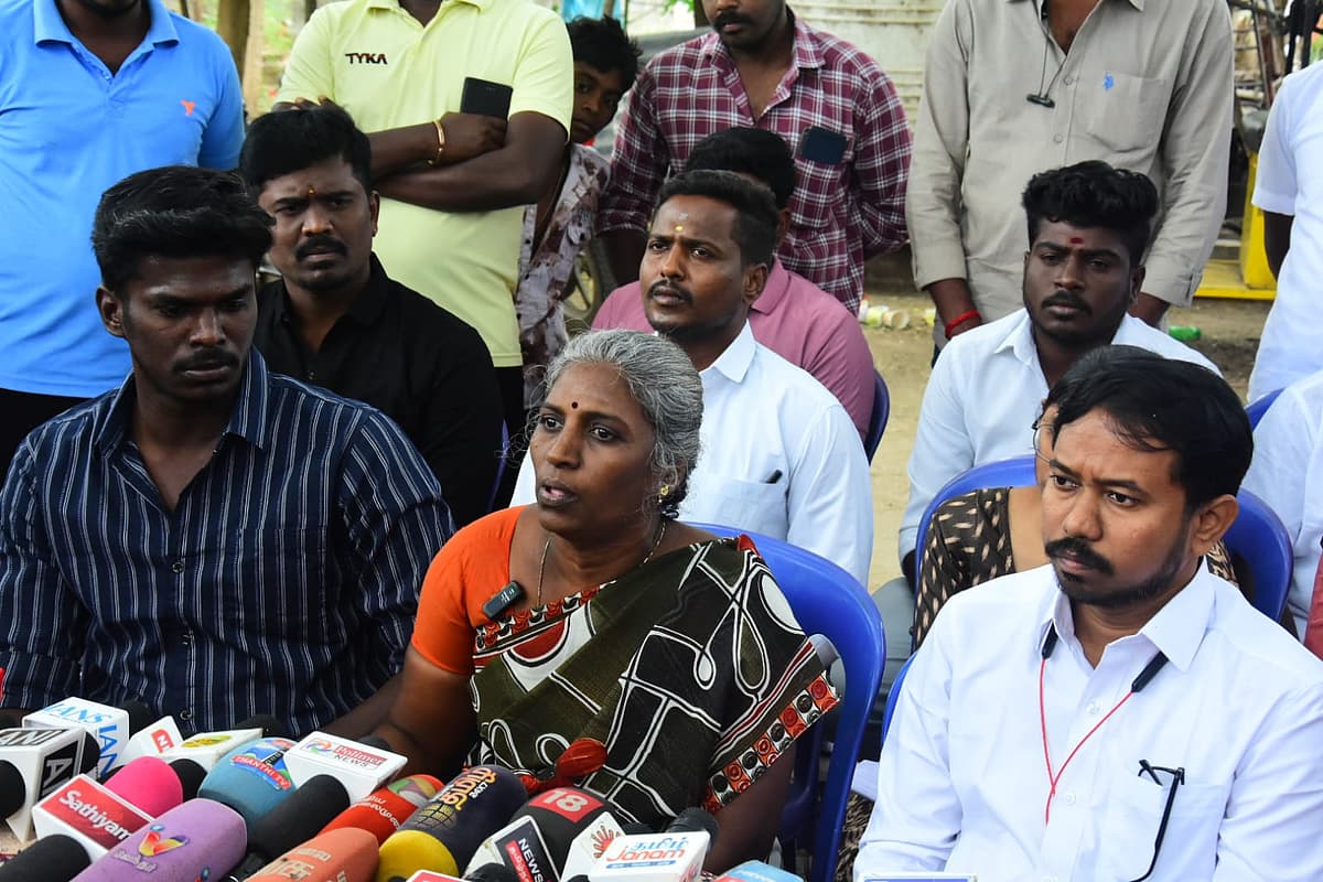 `நிகிதாவையும் அவருடன் பேசிய உயரதிகாரிகளையும் கைது செய்ய வேண்டும்' - மடப்புரம் அஜித்குமாரின் தாயார்