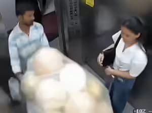 மும்பை: லிஃப்ட்டில் பலூன்களுடன் ஏறிய நபர்; நொடிப் பொழுதில் நடந்த அசம்பாவிதம்; இருவர் காயம்!