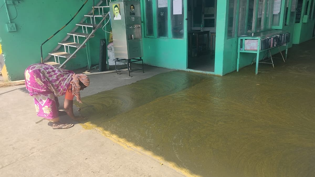 ட்ட்டியலின அதிகாரி அலுவலகம் சாணி போட்டு சுத்தம்