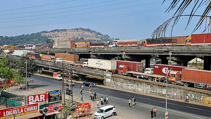 போக்குவரத்து நெருக்கடியில் லாரிகள்