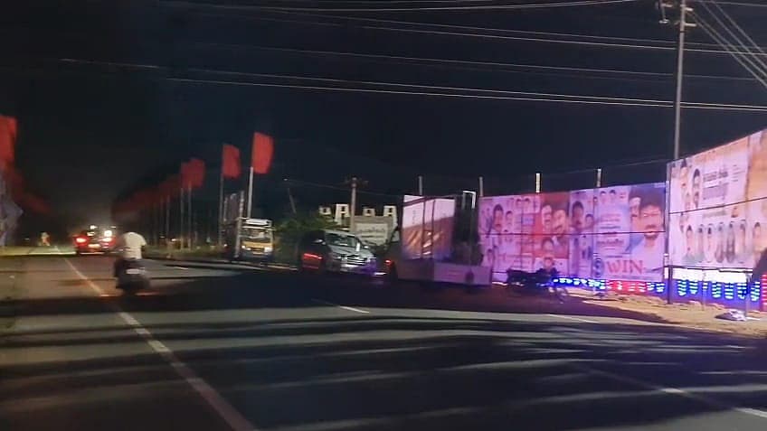 உதயநிதியை வரவேற்க அமைக்கப்பட்டுள்ள திமுக கொடி கம்பம்