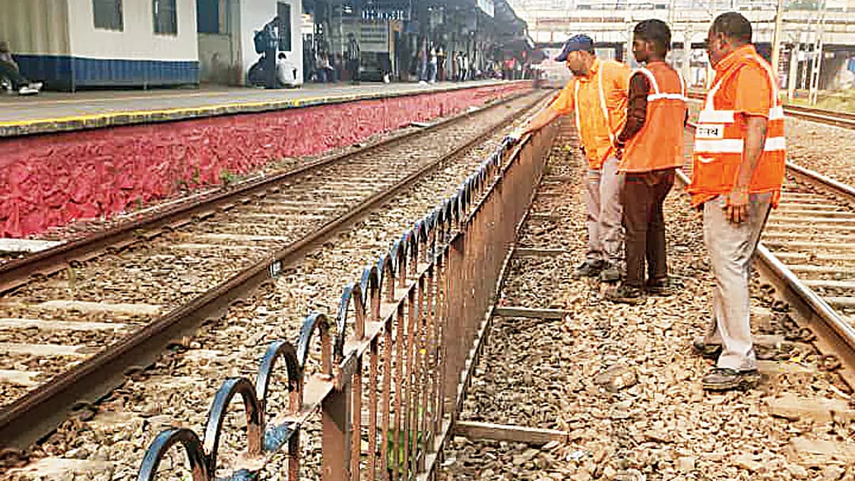 கிரீஸ் தடவும் ரயில்வே ஊழியர்கள்