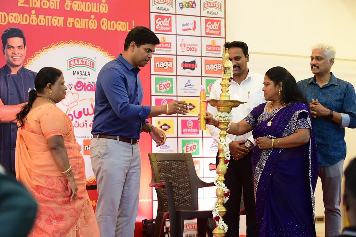 நிகழ்ச்சியை குத்துவிளக்கேற்றி துவக்கி வைக்கும் செஃப் தீனா