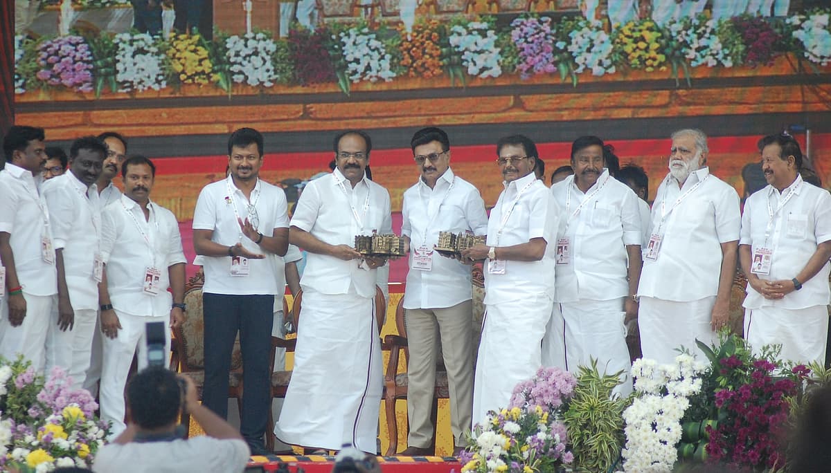 நினைவுப்பரிசு வழங்கிய அமைச்சர்கள்