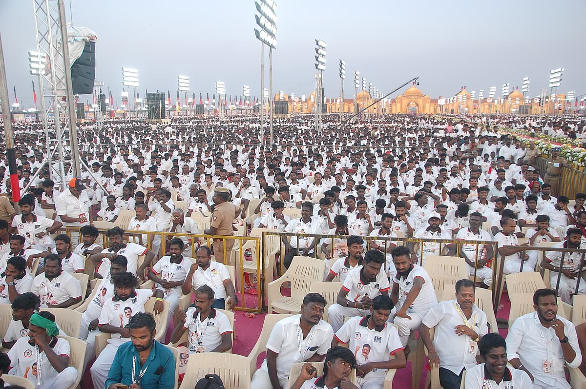 மாநாட்டில் கலந்து கொண்ட இளைஞரணியினர்