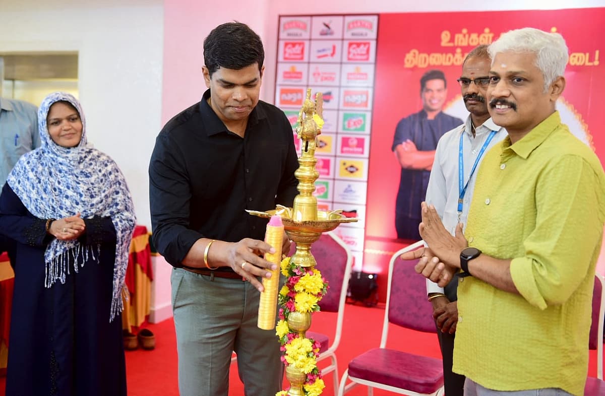 நிகழ்ச்சியை குத்துவிளக்கேற்றி துவக்கி வைத்த செஃப் தீனா