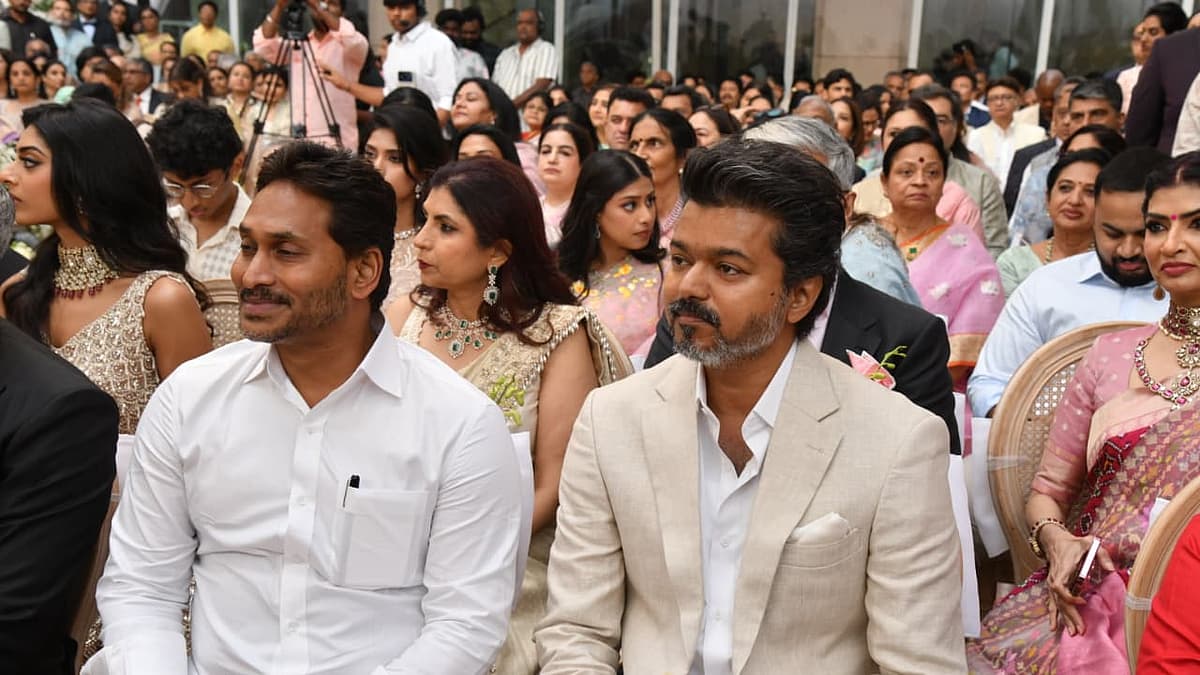 திருமண வரவேற்பில் விஜய்