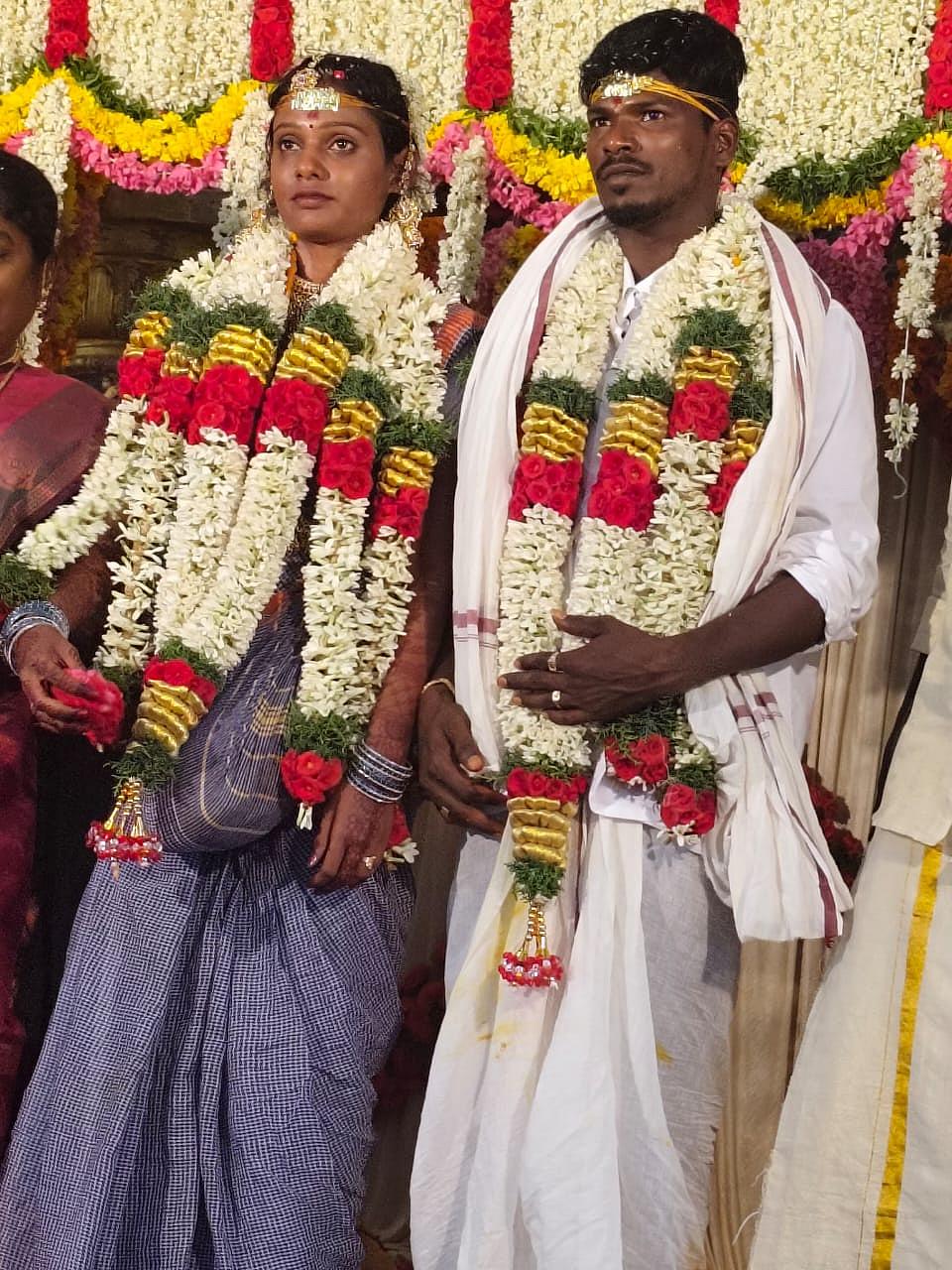 திருமண கோலத்தில் கௌசல்யா, ராஜேஷ்