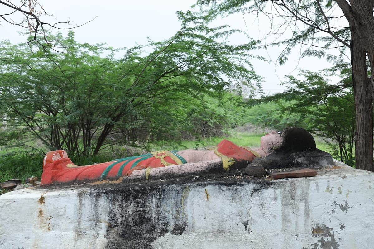 நாங்குநேரியில் அமைந்திருக்கும் வண்டி மலைச்சியம்மன் சிலை