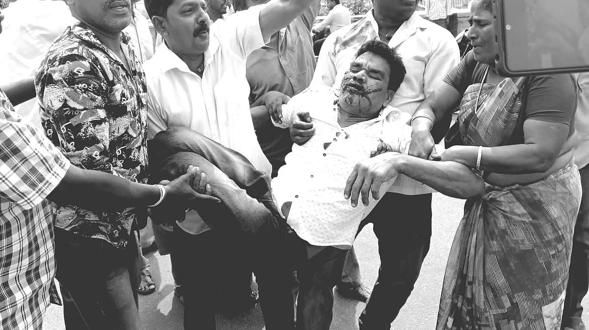 காயமடைந்தவரை தூக்கிச் செல்லும் போராட்டக்காரர்கள்