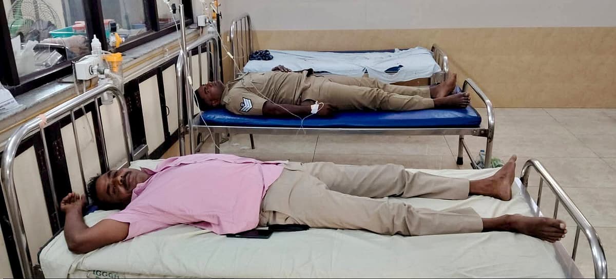 மருத்துவமனையில் போலீஸார்