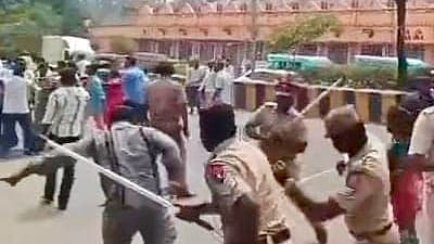 புதுச்சேரி போலீஸ் தடியடி