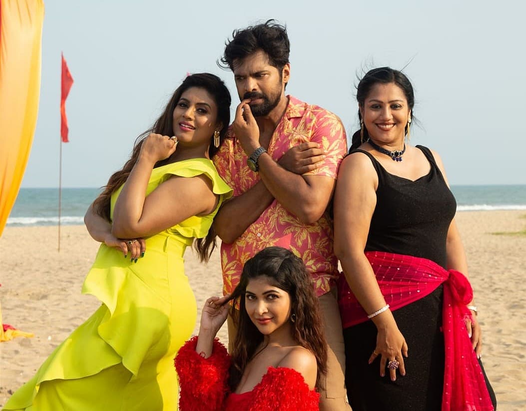 ஸ்வீட்டி நாட்டி கிரேஸியில்