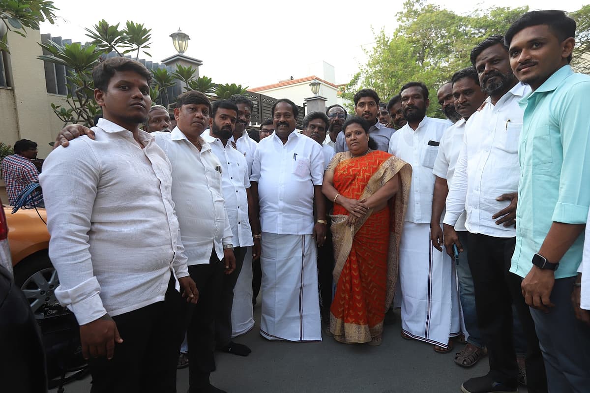 சசிகலா ஆதரவாளர்கள்