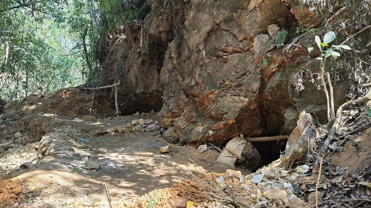 சட்டவிரோத தங்க சுரங்கங்கள்