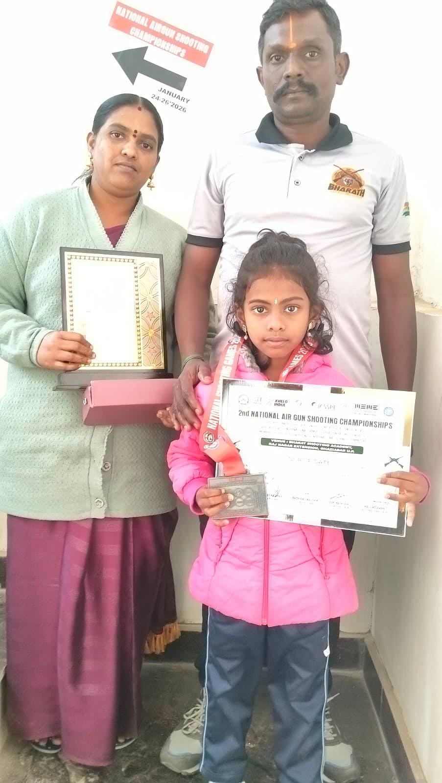 சர்வதேச துப்பாக்கிச் சுடுதல் போட்டிக்கு தயாராகும் தமிழ்நாட்டைச் சேர்ந்த 7 வயது மாணவி காவியா யாதவ்