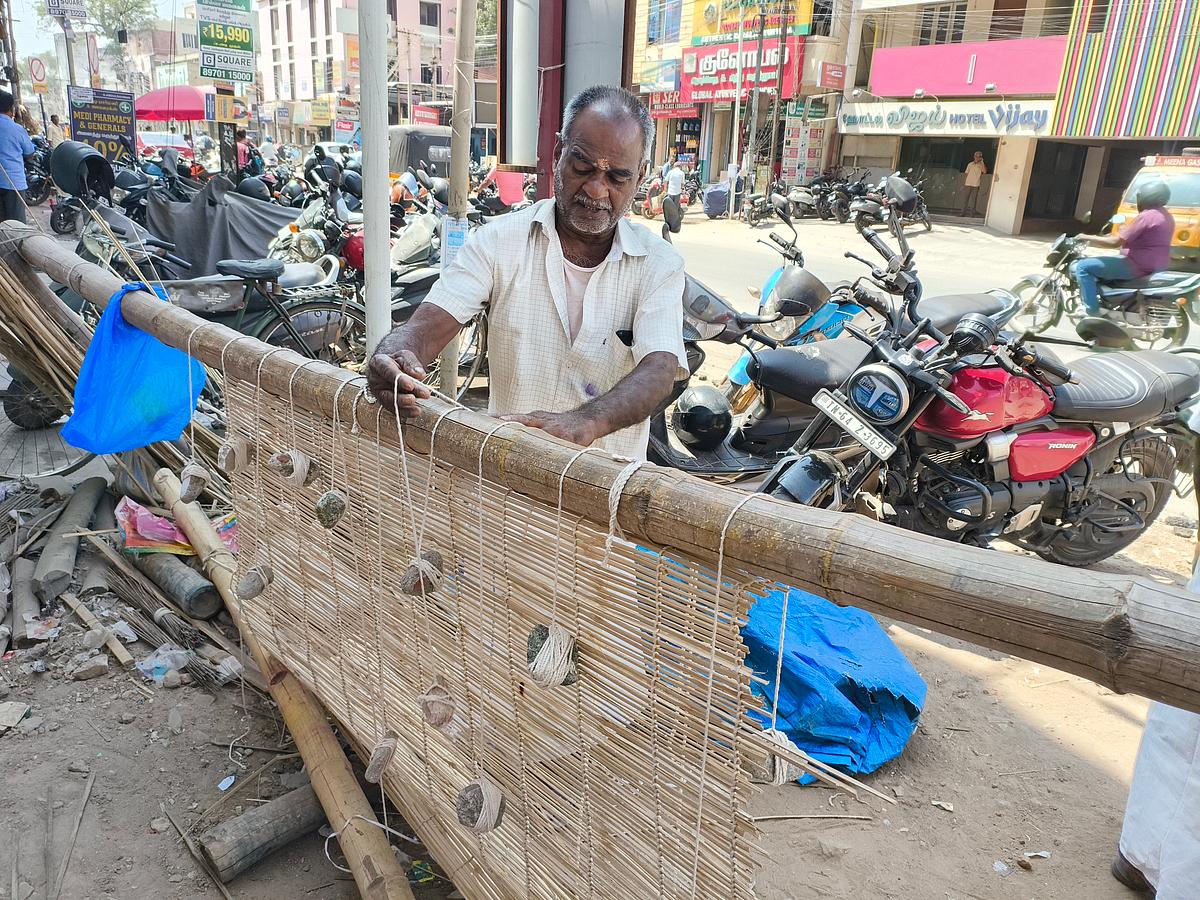 `40 வருஷமா இந்த மூங்கில்தான் எனக்கு சோறு போடுது' - கைவினைத் தொழிலைக் கை விடாத மதுரை வீரன்!