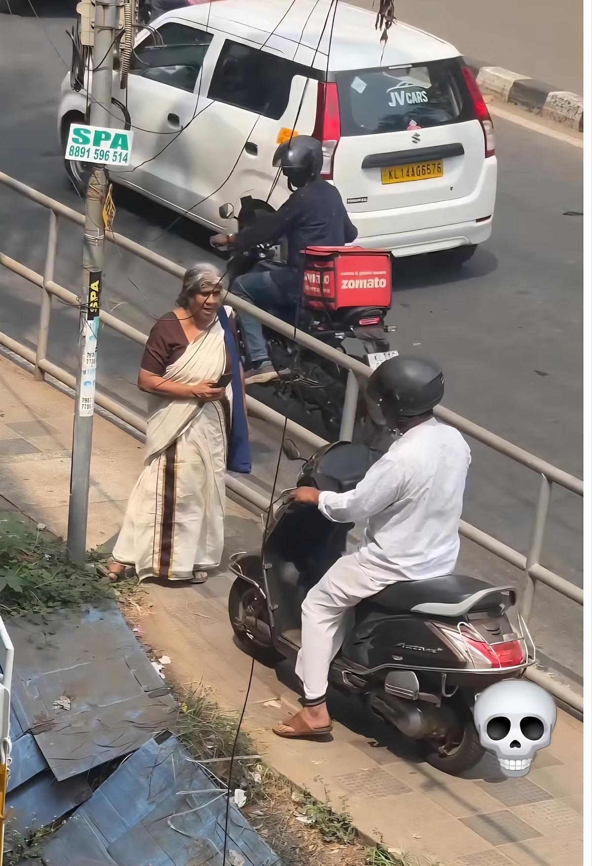 காலால் ஸ்கூட்டரை தடுத்து நிறுத்திய மூதாட்டி