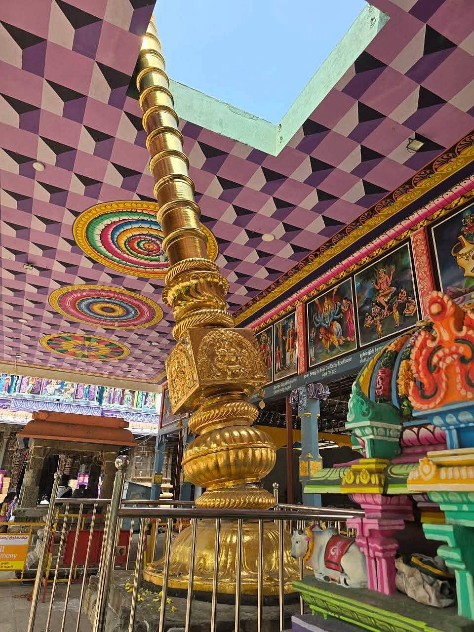 திருபுவனம் சரபேஸ்வரர் கோயில் கொடிமரம்