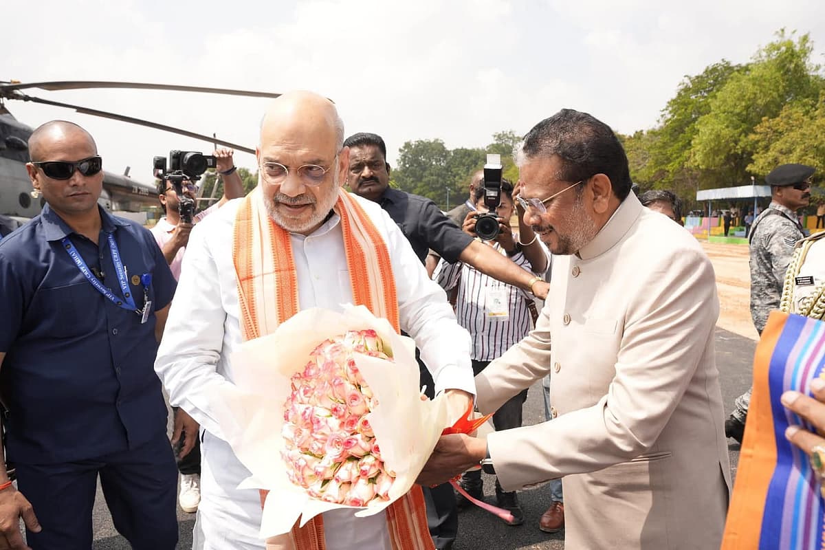 காரைக்கால் வந்த உள்துறை அமைச்சர் அமித் ஷாவை வரவேற்கும் ஆளுநர் கைலாஷ்நாதன்